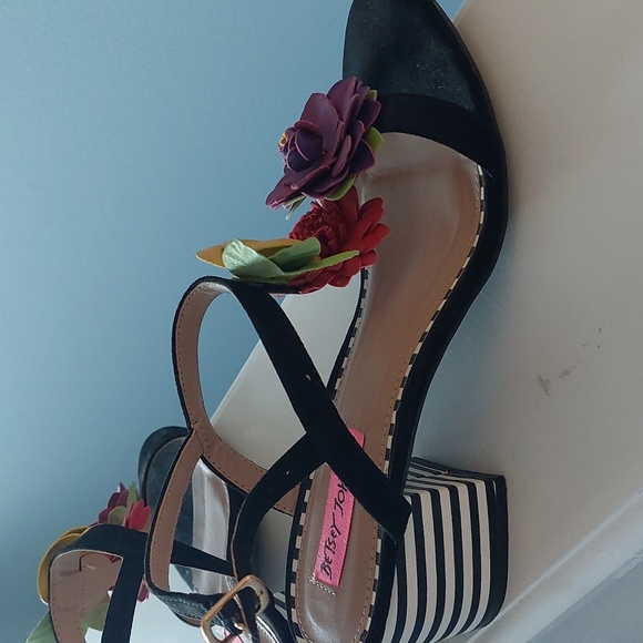 Betsey Johnson sandals - Picture 3 of 4